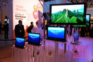Illustration for article titled Samsung's 31-Inch OLED Is Biggest, Thinnest Yet
